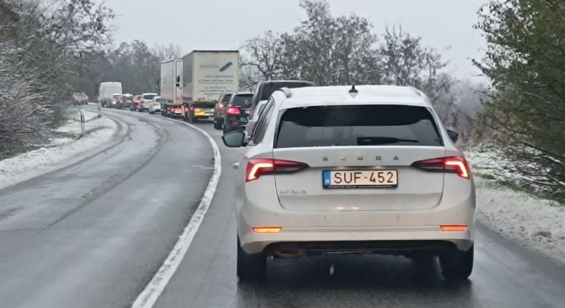 Jelentősen lassítja a haladást a 81-es úton is a hó