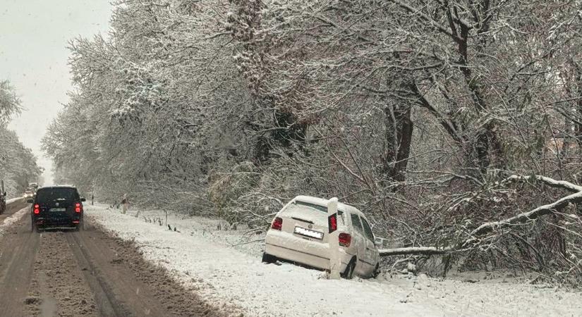 Veszélyes a 4-es Debrecennél: ide nem jutott hókotró