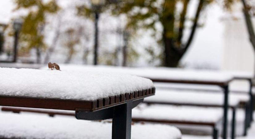 Így esik a hó a Balatonon