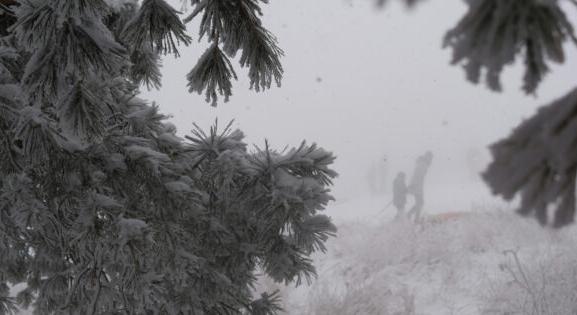 Megérkezett a havazás, fehérbe öltözött a táj