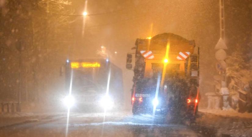 Hóhelyzet: teljes a káosz a vasúti közlekedésben, Budapesten több busz nem jár