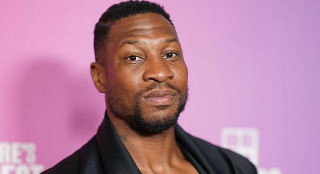 Ejtette a vádakat volt barátnője Jonathan Majors, a Marvel-filmek sztárja ellen