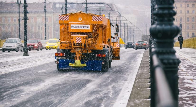 Tartós az első hó miatti káosz: lezárt országutak, kilométeres torlódások