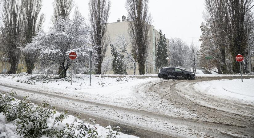 A megelőző védekezés ellenére az utak havasak, latyakosak