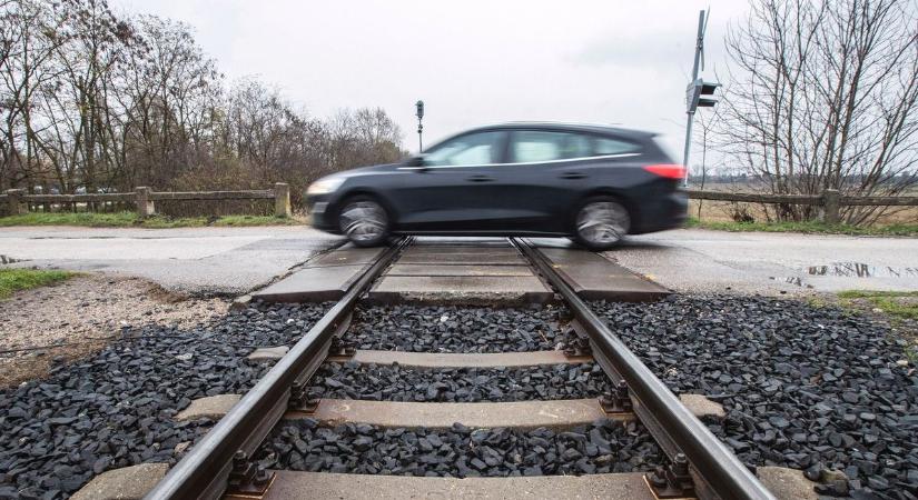 Több vasúti átjárót is teljes szélességében lezárnak Vas vármegyében