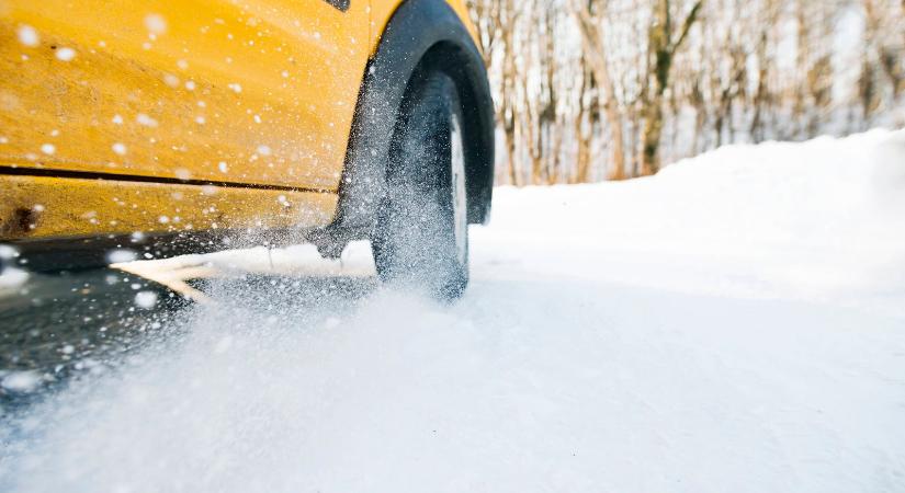 Hókáosz az utakon, nyári gumin csúszkáló autók, keresztbe fordult kamionok és buszok