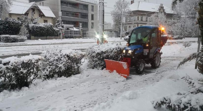 Folyamatosan tisztulnak az utak Debrecenben