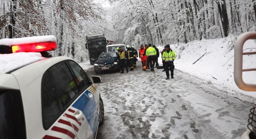 Havazás: balesetekhez riasztották a tűzoltókat