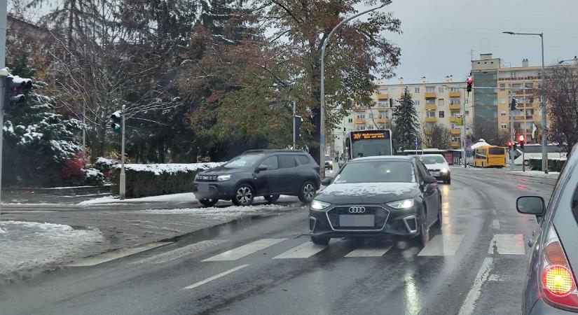 Videón és fotókon mutatjuk, milyenek az útviszonyok Szombathelyen a havazás után