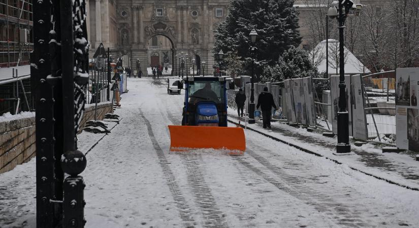 Több mint hatvan munkagép takarítja a fővárosi utakat