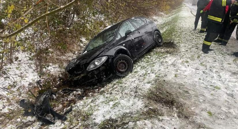 Több balesethez és faeltávolításhoz is riasztották a somogyi tűzoltókat