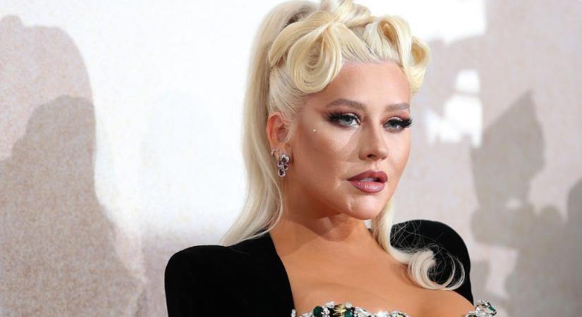 Christina Aguilera egy szál bugyiban lépett a vörös szőnyegre, és elképesztően sikkesen viselte