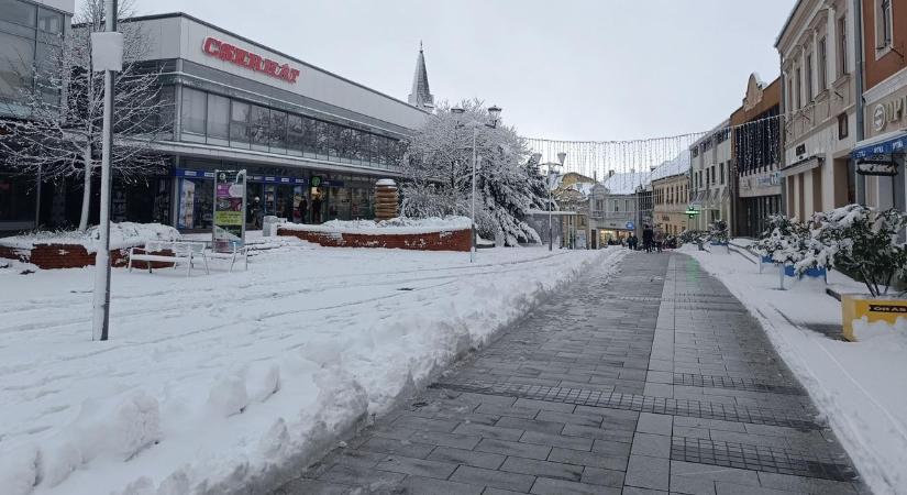 Havazás: Veszprém belvárosa járható, Gyulafirátóton 10 centi hó esett (képgalériavideó)