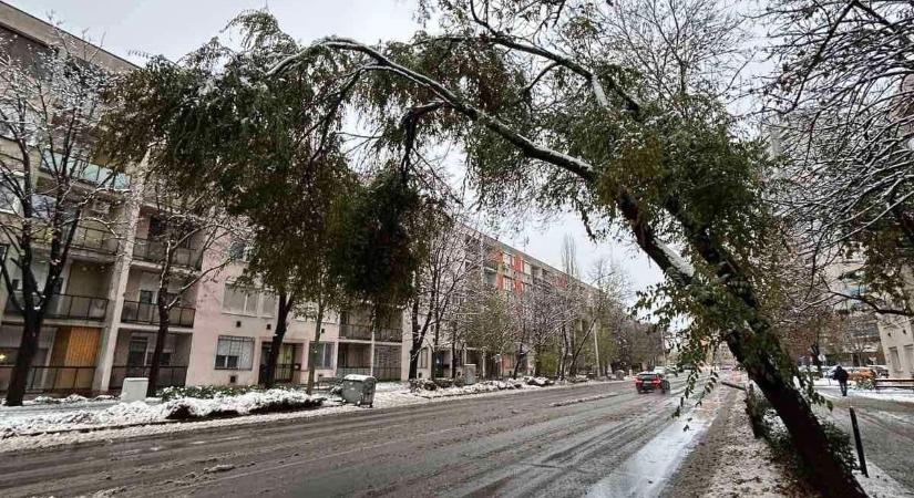 Nagy gondot okozott a hó, lezárták a szolnoki Mátyás király út egy részét