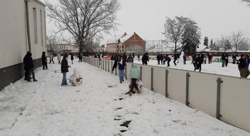 A nap képe: hógolyózás a mezőkövesdi iskola udvarán