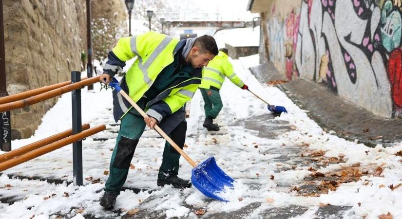 Nem bírta a só a hó ellen Egerben, van olyan település, ahol járhatatlan az út  fotók