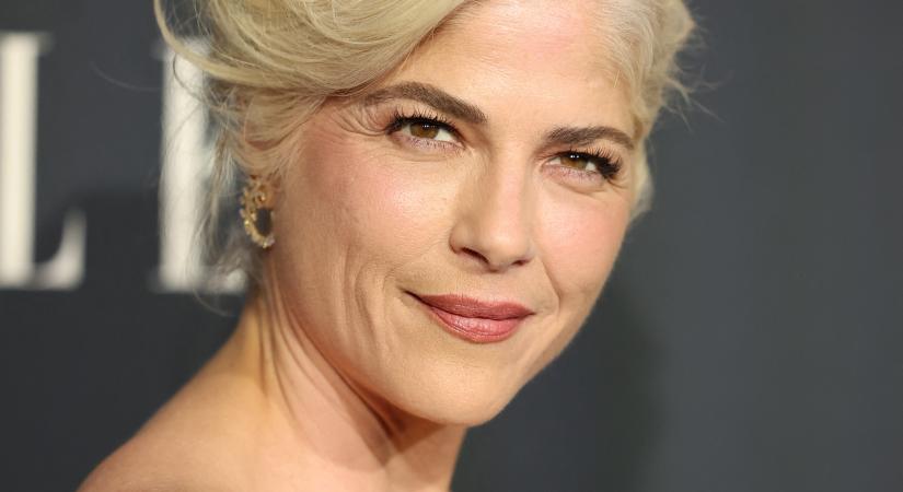 Káprázatosan festett a vörös szőnyegen a nagybeteg Selma Blair