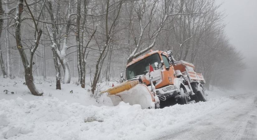 Döbbenetes kép Dobogókőről: leesett az első hó, még a hókotró se bírta