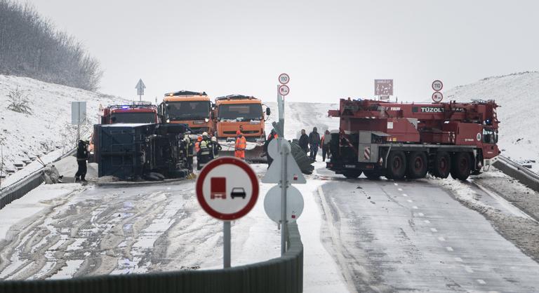 Két kamion ütközött Gesztelynél, teljes útzár van érvényben