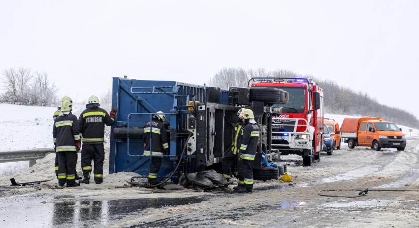 Árokba hajtott egy tehergépkocsi