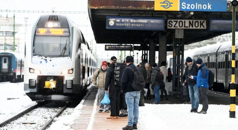 Szünet nélkül dolgoznak a szolnoki állomáson, a kávézók profitáltak a hóesésből