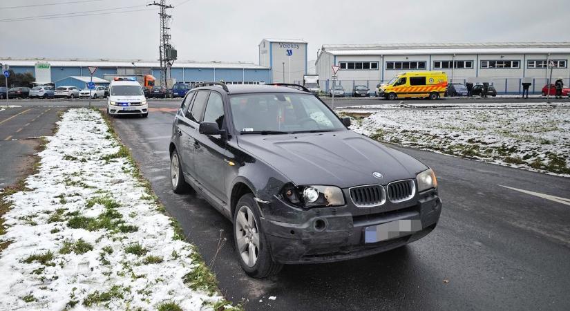 Két autó ütközött Szombathelyen, a tűzoltókra is szükség volt - helyszíni fotók