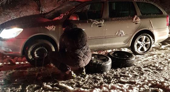 Fotó: Az autópálya leállósávjában, a hóban állt neki a téli-nyári kerékcserének egy sofőr