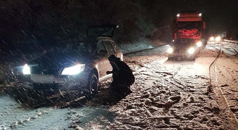 A hóesésben cserélte le a nyári gumikat az M1-en