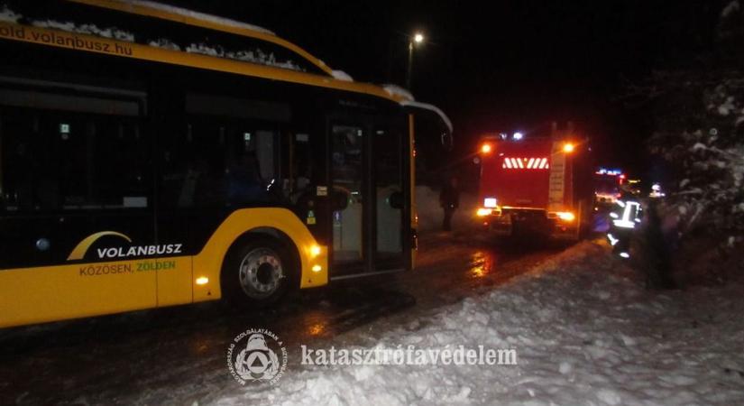 Kidőlt fák, elakadt járművek adtak munkát