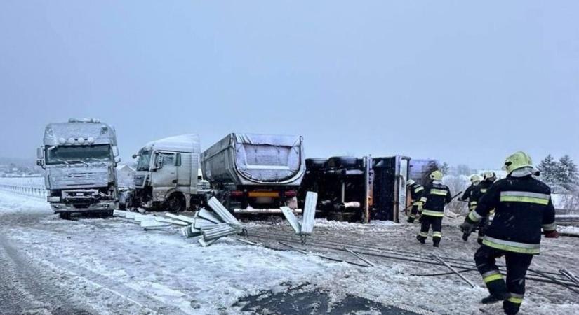 Sok munkát adott a tűzoltóknak a havazás