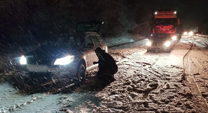 Valaki az autópályán cserélte le a nyári gumit a szakadó hóesésben