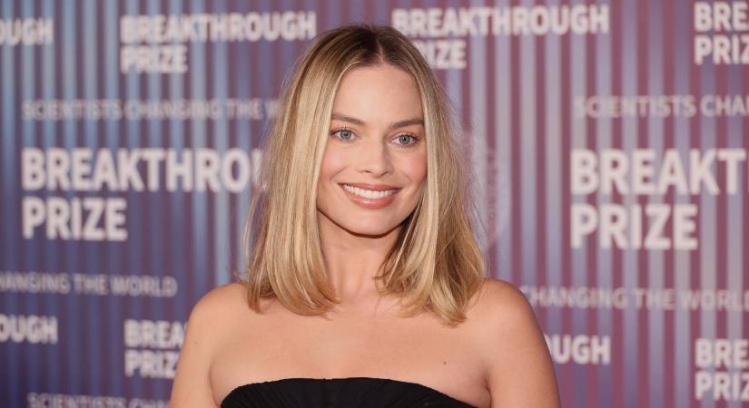 Margot Robbie babát sétáltatott, Chrissy Teigen pöttyös miniben mutatta meg a lábait