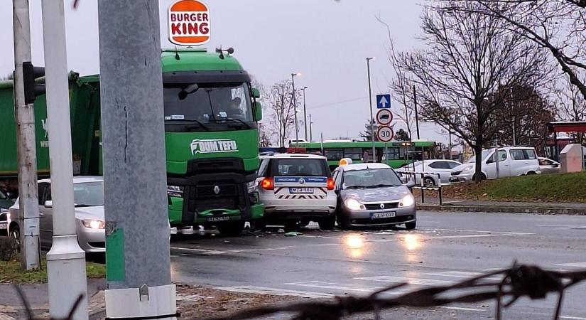 Brutális! Még a rendőrautó is összetört, akkora volt a baleset