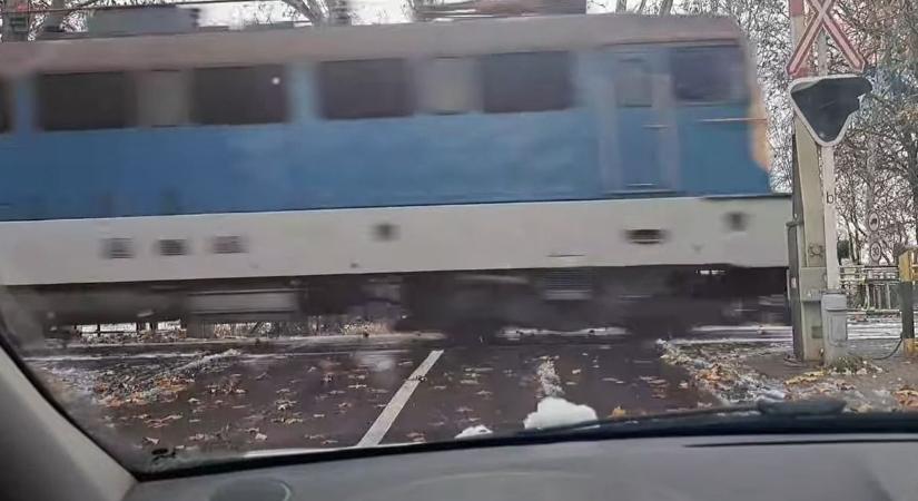 Félelmetes videó: nem működik Balatonföldváron a vasúti átjáró