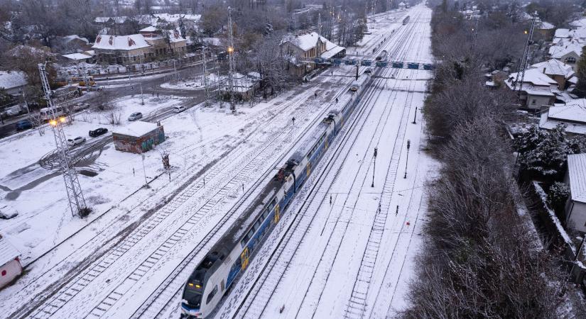 Bár már délután van, még mindig a káosz uralkodik a vasútvonalakon