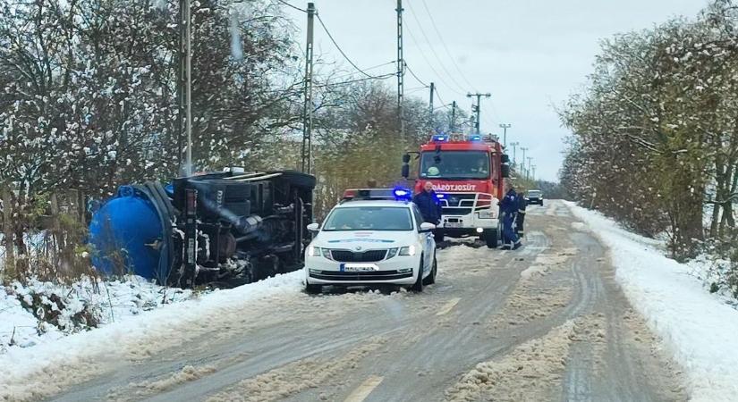 Teherautó borult föl Mezőkövesd és Szomolya között