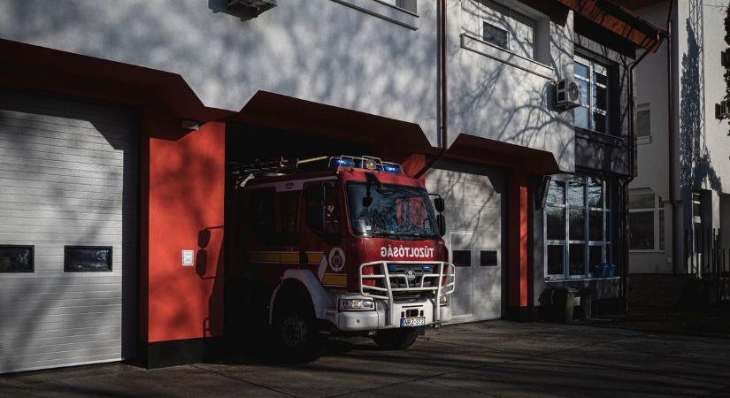 Viharos éjszaka: Kidőlt fák és tűz Csongrád-Csanádban