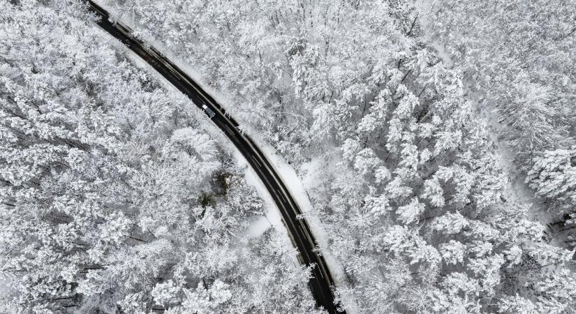 Az ország negyedén-ötödén ismét havazik, sok helyen megmaradt a hó - térképek