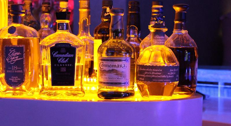 Spanyolországba és Skóciába helyezi át az ír whiskey-k palackozását a Suntory