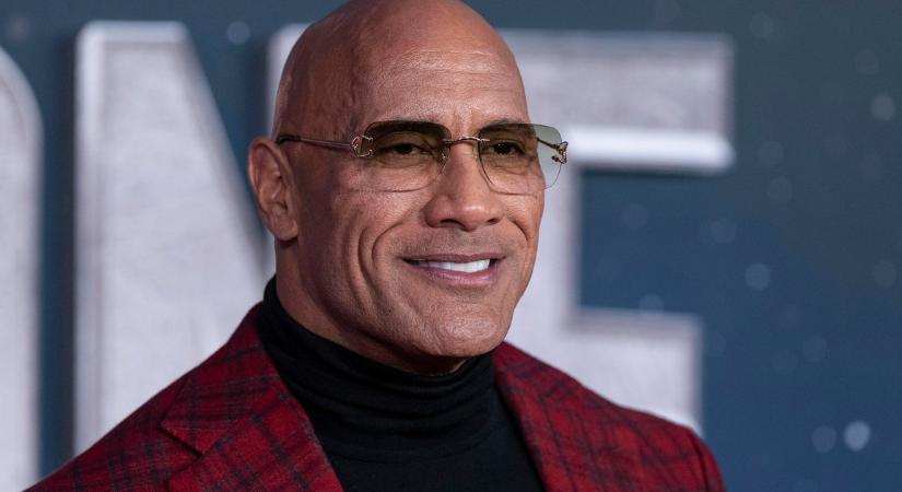 Itt a hosszú hajú, agyontetovált Dwayne Johnson: zseniális fotók jöttek az élőszereplős Vaiana forgatásáról