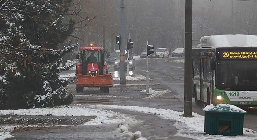 Miskolci közlekedés: az első hó miatt 20 perces késések voltak