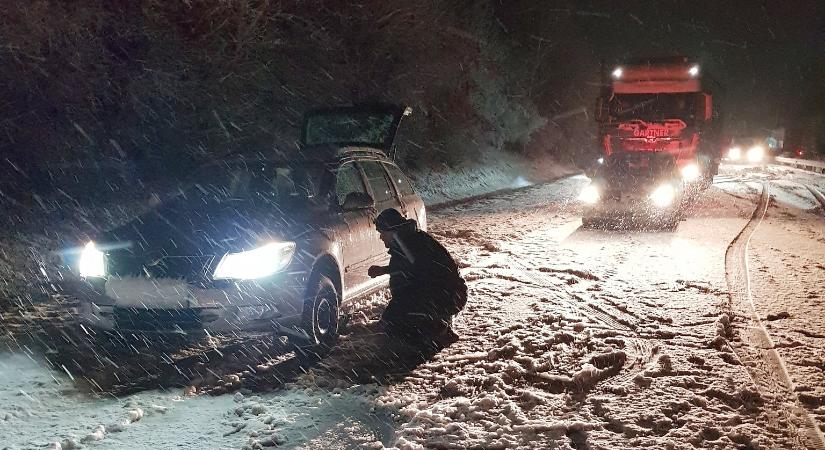 Hóban, sötétben, az autópálya leállósávjában szerelte fel a téli gumikat egy nem okos autós