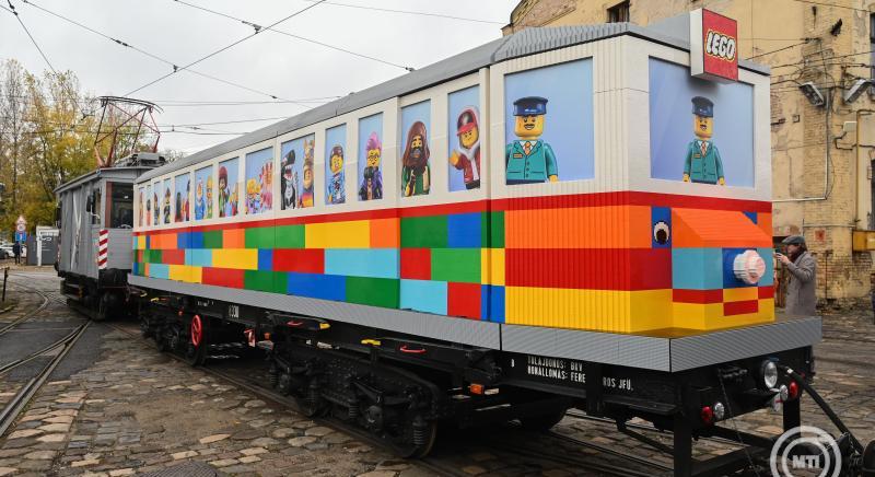 Életnagyságú LEGO-villamost mutattak be Budapesten