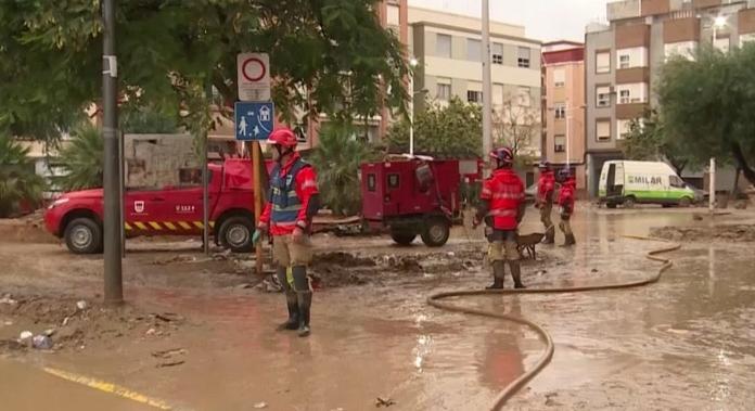 Folytatják a takarítást és az eltűntek felkutatását az árvíz után Spanyolországban  videó