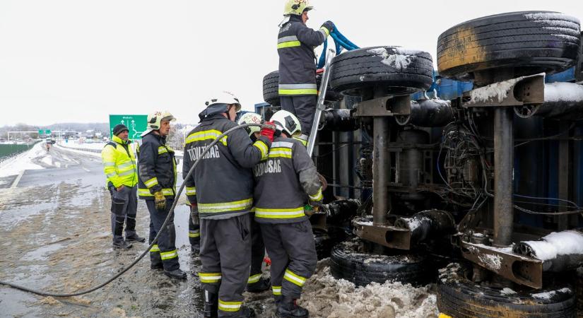 Ma leesett az idei első hó és munkába álltak a járatseriffek