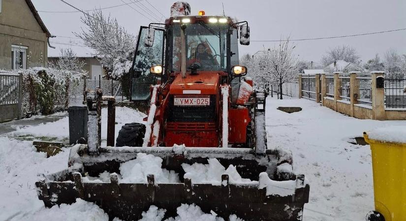 A polgármester asszony is hókotróra pattant Szihalmon videó