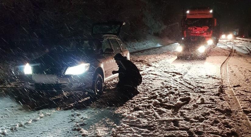 A rendőrök is dobtak egy hátast: hóban, sötétben, az autópályán cserélte le a nyári gumikat a sofőr