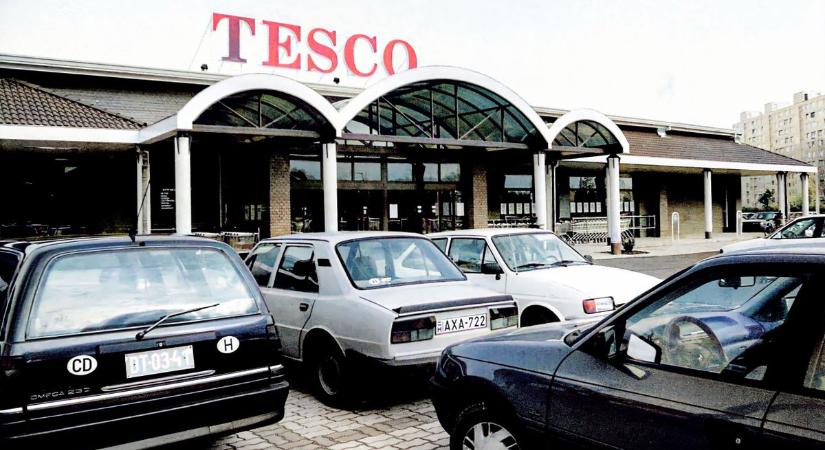 Soha nem látott retró képek a most 30 éves oladi „kis” Tesco-ról