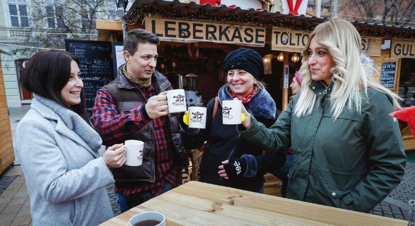 Elárasztanak minket a karácsonyi bögrék