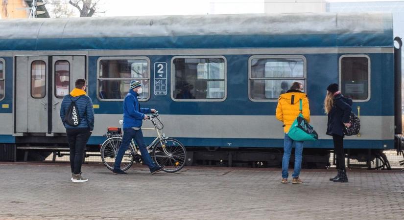 Szombat hajnaltól menetrend szerint közlekednek a vonatok